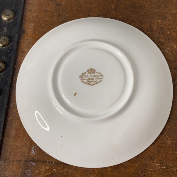 . Royal Windsor Tea Cup & Saucer Set - Fine Bone China - Made in England - Picture 5 of 6